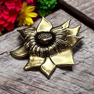 Vintage Laurel Birch Signed Flower Gold tone Floral‎ Flower brooch Pin